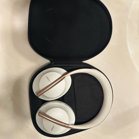 Bose Over-Ear Headphones in White and Rose Gold - Picture 8 of 12